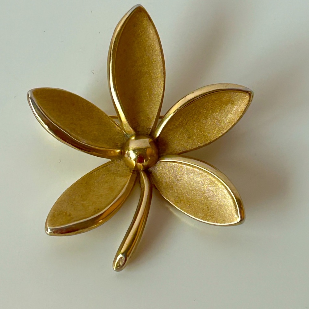 Trifari Vintage Flower Gold Tone Brooch/Pin